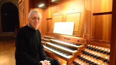 Bild: Kunz
Hanns-Friedrich Kaiser an der Max-Reger-Orgel in der Michaelskirche.