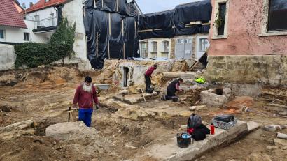 Bild: sne
Ein Team von Archäologen untersucht die Baustelle an den Verwaltungsgebäuden.