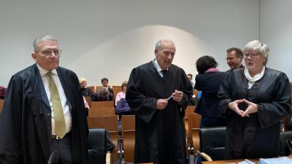 Bild: Schönhofen
Die Anwälte der Nebenkläger haben sich vor der Urteilsverkündung im Landgericht Hof am Mittwoch, 20. März, noch einmal zusammen gestellt und unterhalten.