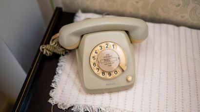 Symbolbild: Philipp Schulze/dpa
Nostalgie pur: Alte Telefone, ...