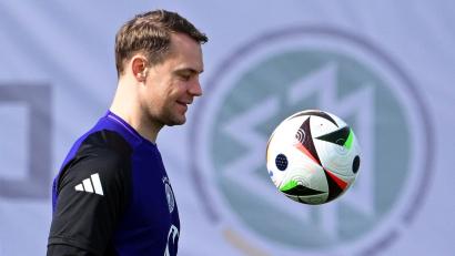 Bild: Arne Dedert/dpa
Nationaltorwart Manuel Neuer nimmt am Training teil.
