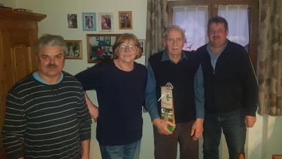 Bild: Stadt Schönsee/exb
Bürgermeister Reinhard Kreuzer (rechts) und Dritter Bürgermeister Josef Fleißer (links) gratulieren Josef Höcherl – im Bild mit Ehefrau Maria – zum Geburtstag.