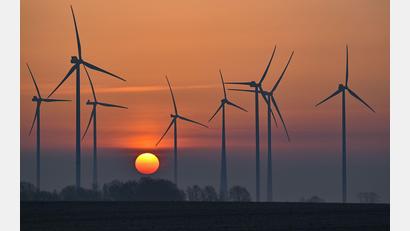 Bild: Patrick Pleul/dpa
Allein durch Wind und Sonne könnte eigentlich genügend Energie gewonnen werden, um den Bedarf zu decken – jedoch oft nicht zur richtigen Zeit.