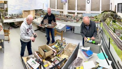 Bild: Gabi Schönberger
Ehrenvorsitzender Robert Beer, Gründungsmitglied Norbert Härtl und Vorsitzender Heinrich Bergler (von links) basteln an der Logistik für den bevorstehenden Umzug der Modelleisenbahnfreunde Windischeschenbach von der Schule ins neue Domizil in der ehemaligen Gaststätte Eigenheim.