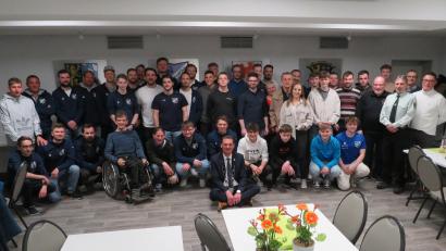 Bild: adj
Zahlreiche Sportlerinnen und Sportler zeichnet Bürgermeister Ernst Schicketanz im Namen der Gemeinde aus.