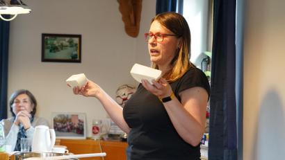 Bild: kaz
Christina Preisinger hat Hirtenkäse mitgebracht, den sie Zuhause hergestellt hat.