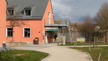 Bild: Susanne Forster
Die Tourist-Information in Bärnau ist in einem Gebäude am Eingang in den Geschichtspark angesiedelt und hat das ganze Jahr über geöffnet. Vom Frühjahr bis zu Herbst bietet sie beispielsweise Stadtführungen in der Bärnauer Altstadt an, ein Angebot das 2022 von der Tourist-Info-Verantwortlichen Ilona Hunsperger etabliert wurde. Sie berichtete im Stadtrat über das Jahr 2023.
