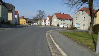 Bild: bk
Der zweite Bauabschnitt der Dorferneuerung Kaltenbrunn "Marktplatz West" und "Staatsstraße 2966" mit Verbreiterung der Engstelle kann starten. Für 2024 sind dafür 696 000 Euro eingeplant.