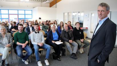 Bild: Thomas Dobler
Unterstützungsmöglichkeiten bei psychischen Auffälligkeiten von Auszubildenden stellte Dr. Stefan Gerhardinger (rechts) bei einer Fachkonferenz des Lokalen Bündnisses für Familien in Nabburg vor.