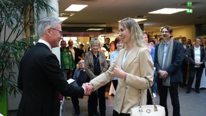 Bild: Hirsch
Vorstandsvorsitzender Werner Heß überreicht Jennifer Paulus vom TV Nabburg einen Spendenbetrag von 300 Euro. An 89 gemeinnützige Organisationen schüttete die Sparkasse insgesamt 51.815 Euro aus.