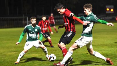 Bild: G. Büttner
SC-Spielertrainer Benjamin Urban ist umringt von zwei Gegenspielern der SpVgg Osterhofen: Nach dem 3:1-Sieg am vergangenen Mittwoch wollen die Oberwildenauer auch in Burglengenfeld punkten.