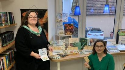 Bild: Bücherei Kastl/exb
Leiterin Martina Reger (links) und Margit Dobmeier (rechts) haben am Freitag die Saatgutbibliothek in den Räumen der Bücherei aufgebaut. Ab diesen Sonntag können die Samen ausgeliehen werden.
