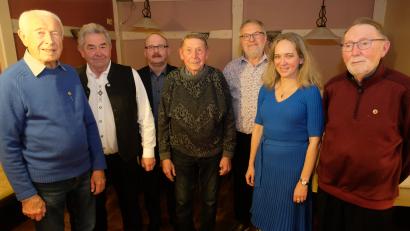 Bild: do
Vorsitzender Karl Ott (Dritter von rechts), Chorleiterin Riita Michelson und Sängerkreis-Vorsitzender Karl Hermann zeichneten Reinhold Metzler (links) für 70 Jahre und Albert Metzner (Bildmitte) für 50 Jahre passive Mitgliedschaft in der Liedertafel aus.