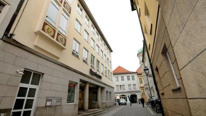Bild: Stephan Huber
Dort wo früher in der Herrnstraße die Sparkasse war (links) soll ein Bürgerbüro entstehen. Die Pläne dafür gehen in das Jahr 2019 zurück und wurden jetzt abgespeckt neu aufgelegt.