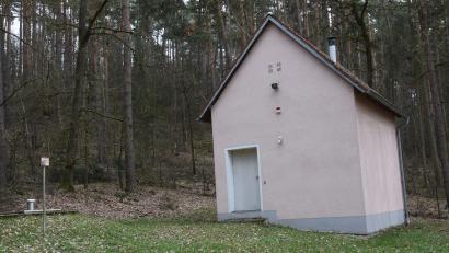 Bild: bö
Der Brunnen bei Arling ist schon vor Jahren vom Netz genommen worden, weil die Schüttung zu gering ist. Ein Konzept für die Wassergewinnung in der Gemeinde lehnen die Fraktionen von CSL, FW und SPD mit ihren acht Stimmen ab, sie wollen die Sanierung der Brunnen. Die sieben CSU-Räte treten dagegen für ein umfassendes Wasser-Konzept ein.