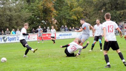 Archivbild: hho
Der Waldershofer Julian Schindler (graues Trikot) zieht in der Partie gegen die SpVgg Wiesau (2:1) ab.Am Wochenende beginnt in der Kreisliga Süd mit vier Nachholspielen die Rest-Rückrunde. Der TSV Waldershof empfängt den FC Lorenzreuth, die Wiesauer treten beim TSV Bärnau an.
