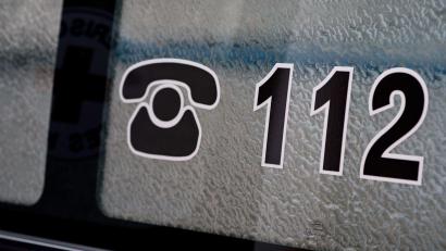 Symbolbild: David-Wolfgang Ebener/dpa
Ein Mann soll in einer Nacht etwa 300 Notrufe bei einer Rettungsleitstelle abgesetzt haben - ohne dass tatsächlich ein Notfall vorlag.