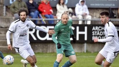 Bild: Hubert Ziegler
Friedrich Lieder (Mitte) war beim 5:0-Heimsieg gegen den TSV Neudrossenfeld einer der Gebenbacher Torschützen.