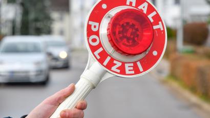 Symbolbild: Petra Hartl
Der alkoholisierte Mann verletzte bei der Kontrolle einen Beamten, dann setzte er noch einige Beleidigungen drauf.