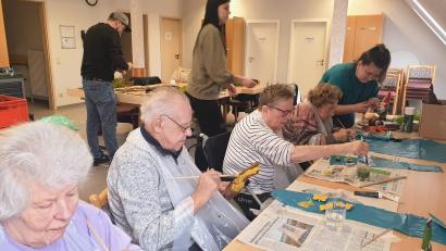 Bild: u
Unter Anleitung der angehenden Pflegefachkräfte (von links) Steffen Hertel, Milena Pieler und Marina Berndt erstellten die Heimbewohner Elisabeth Ruhland, Heinz Adam, Inge Döring und Dorothea List eine Sinneswahrnehmungswand zum Thema „Wald-Erleben“. Nicht im Bild die Azubis Denis Savu, Jan Mayer und Lara Wehner.