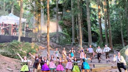 Archivbild: stg
"Der Watzmann ruft" mit Tirschenreuther Beteiligung: Chor und Ballettgruppe der Kreismusikschule sind auch auf der Wunsiedler Freilichtbühne gerngesehene Akteure.