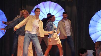 Bild: kro
Die Models zeigten lässige Freizeitmode mit Jeans und pastellfarbenen Oberteilen.