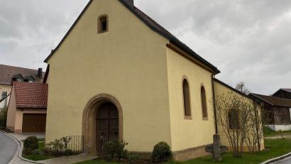 Bild: u
Erst 2011 saniert, ist die der Heiligen Dreifaltigkeit geweihte, denkmalgeschützte Dorfkapelle in Krickelsdorf schon wieder renovierungsbedürftig. Das Kirchlein muss innen und außen neu verputzt werden. Die Krickelsdorfer hoffen, dass dies noch 2024 erledigt wird.