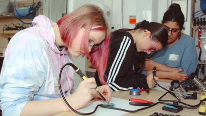 Bild: OTH Amberg-Weiden/exb
Unter dem Motto „Girls go IT“ können Schülerinnen ab der 8. Klasse Technik und Informatik kennenlernen und selbst ausprobieren