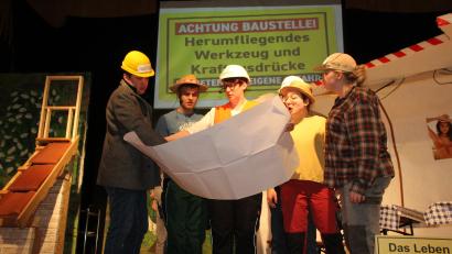 Bild: frd
Sind wir noch im Plan? Die Pertolzhofener Edelweißkapelle hat in ihren Reihen viele Schauspieltalente.