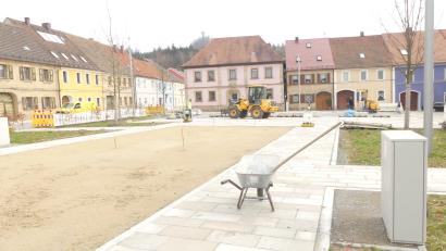 Bild: rn
Zur Zeit laufen die Pflasterarbeiten am Festplatz. Für den Bereich Unteres Tor wird es vom 8. bis 26. April eine Vollsperrung geben.