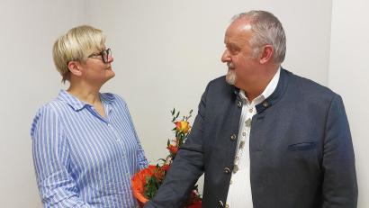 Bild: mfh
Mit einem Blumenstrauß heißt Bürgermeister Anton Peter (rechts) die neue Gemeinderätin Ute Lehmeier (links) im Kreis des Ammerthaler Gemeinderats herzlich willkommen.