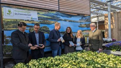 Bild: eib
Bei der Vorstellung der Initiative Ökostrom aus dem Landkreis sind in der Gärtnerei Baumer in Oberviechtach (von links) Landrat Thomas Ebeling, Thomas Oppelt, Christian Meyer, Christina Barchmann, Ulla Baumer und Bemo Aufsichtsrat Arnold Kimmerl dabei.