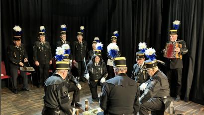 Bild: e
Der Bergmannstanz, begleitet durch den Knappenverein Wackersdorf, ist in sieben Abschnitten aufgeteilt – vom Einfahren in die Zeche bis zum Ende der Schicht.