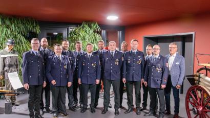 Bild: Feuerwehr Tirschenreuth/exb
Der neue Vorstand und die Kommandanten der Feuerwehr Tirschenreuth: (von links) Franz Häring, Christian Nickl, Paulus Mehler, Thomas Heger, Jörg Wiedemann, Peter Trottmann, Michael Schwarz, Markus Mayer, Thomas Sladky, Rainer Burkhard, Christian Nurtsch, Matthias Haulena und Bürgermeister Franz Stahl.
