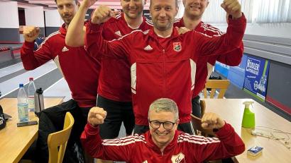 Bild: otr
So sehen Sieger aus: Nach dem 6:2-Sieg in Kaiserslautern dürfen sich die Kegler des SC Luhe-Wildenau jetzt schon auf eine weitere Saison in der 2. Bundesliga freuen.