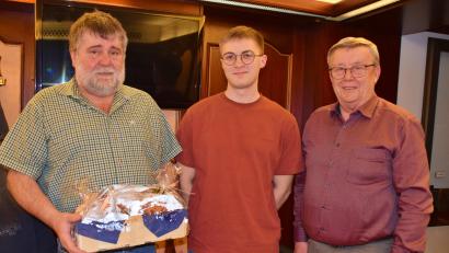 Bild: hdk
von links. Der ehemalige Vorsitzende der Jagdgenossenschaft Hans Rösel (links) wurde verabschiedet. Paul Kohler (Mitte) tritt seine Nachfolge an. Kassier Hans Koch (rechts) gratuliert ebenfalls.