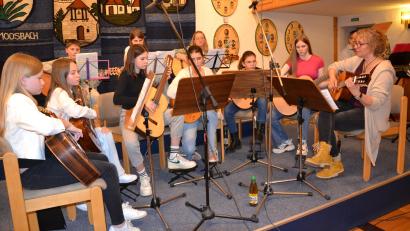 Bild: gi
Das Gitarren-Ensemble unter der Leitung von Sieglinde Ziegler spielt einen „Polnischen Tanz“ und präsentiert das mexikanische Volkslied „Las Chiapanecas“.