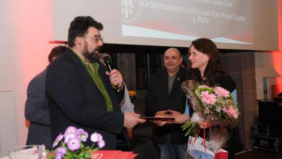 Bild: ge
Aus der Hand von Erstem Bürgermeister Stefan Frank (links) und dem Kreisvorsitzenden des Bayerischen Landes-Sportverbands (BLSV) Thomas Gebele (Mitte) erhielt die Vorbild -Sportlerin Silke Fersch eine außergewöhnliche Sonderehrung.