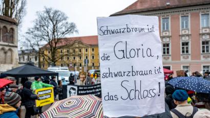 Bild: Armin Weigel/dpa
„Schwarzbraun ist die Gloria, schwarzbraun ist das Schloss!“: Protestiert wurde am Sonntag vor dem Schloss St. Emmeram gegen Fürstin Gloria sowie gegen Rechtsextremismus.