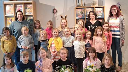 Bild: Sabine Panzer/exb
Bei der Osterveranstaltung in der Stadtbücherei Mitterteich wurden die Kinder betreut von Büchereimitarbeiterin Pia Heinrich (links hinten), Nicole Schuller vom Museumsteam (hinten, Zweite von rechts) und Viola Rieß, Leitung der Stadtbücherei (rechts).