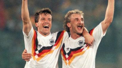 Bild: Martina Hellmann/dpa
Kapitän Lothar Matthäus (l) und Stürmer Rudi Völler strecken jubelnd eine Faust hoch. Die deutsche Fußballnationalmannschaft gewinnt am 8.7.1990 im Olympiastadion von Rom das Endspiel der Fußball-WM gegen Argentinien mit 1:0.