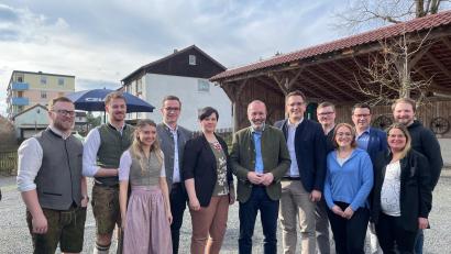 Bild: Carolin Böckl/exb
Die Europaparlamentarier Manfred Weger (Sechster von links) und Christian Doleschal (Sechster von rechts) waren bei den Junge-Union-Kreisverbänden Tirschenreuth und Neustadt/WN zu Gast.