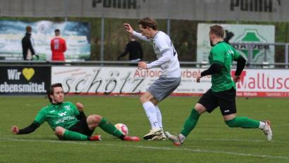 Bild: Weigert
Selbst zwei Tore von Nick Sperlich (Mitte) reichten dem SV Etzenricht nicht zum Sieg in Rieden.