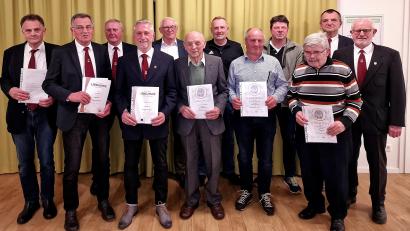Bild: R. Kreuzer
Eine neue Vorstandschaft wählten die Mitglieder des Männergesangsvereins „Frohsinn“ Schirmitz. Dabei erhielten langjährige Mitglieder und aktive Sänger Ehrennadeln und Urkunden. Vierter von links der neue Vorsitzende Roland Werner.