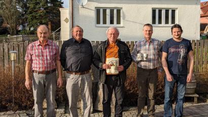 Bild: gz
Erster Vorsitzender Josef Kleber (von links) und Ehrenmitglied Gerhard Riedl überreichten stellvertretend an Vereinssponsor Franz Berger die Urkunde für 25 Jahre, der die Ehrung an seine Frau Rosi und und Sohn Julian Berger weiterreichen wird. Ein Dank für 20 Jahre ging an Kassenprüfer Manfred Wild und den Gratulationen schloss sich Stellvertreter Matthias Riedl an.