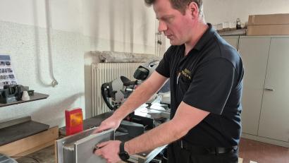 Bild: Lowak
Michael Wirt von der Feuerwehr Weiden zeigt einen Tresor, den jede Firma und jede Einrichtung mit einer Brandmeldeanlage haben muss. Der Tresor ist sabotagesicher im Umfeld des Gebäudes eingebaut.