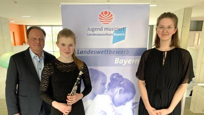 Bild: Musikschule Marktredwitz/exb
Musikschulleiter Erwin Jahreis mit Anna Haberkorn und Pianistin Helena Merz (von links).