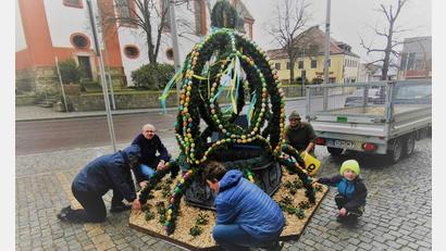 Bild: gz
Ein engagiertes Arbeitsteam des CSU-Ortsverbandes stellen Osterkrone vor dem Rathaus in Eslarn auf.