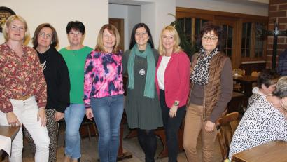 Bild: sis
Der Vorstand des Obst- und Garbenbauvereins Schwend, von links: Jana Kontny, Heike Herbst (Kassier), Gabi Päßler, Petra Danhauer (Zweite Vorsitzende); Gerda Stollner, Sandra Weis, Anita Utz.