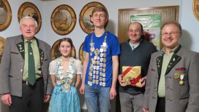 Bild: soj/exb
Reinhold Schraml (links) und Bernd Bauer (rechts) gratulierten Jugendkönigin Maria Pöllath (ab Zweite von links), Schützenkönig Fabian Lindner und Ritter Michael Heindl zu ihren Erfolgen.